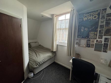 5 Bed Flat, Clarendon Road, LS2 - Photo 2