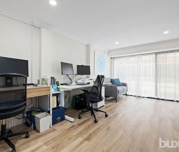 RENOVATED SPACIOUS 2 BEDROOM UNIT WITH TWO LIVING AREAS - Photo 5