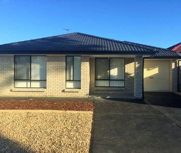 Modern Home with Shed &excl; - Photo 6