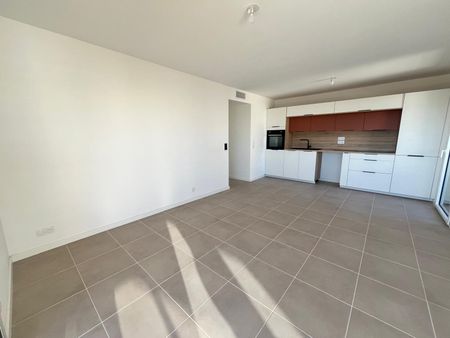 Location Appartement 3 pièces 63m² NICE 06200 - Photo 2