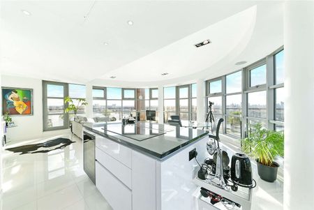 Offering panoramic views across the London skyline, is this exceptional 17th floor penthouse apartment which is conveniently located for Canary Wharf. - Photo 5