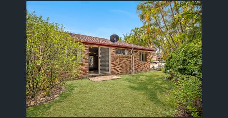 2-bed 1-bath corner unit with private backyard - Photo 3