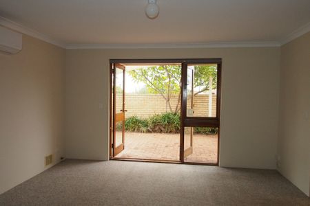 COASTAL LIVING! LIFESTYLE FOCUSSED! & PET-FRIENDLY UNIT WITH A BACKYARD! - Photo 2