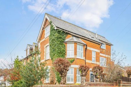 4 bedroom semi-detached house to rent - Photo 3