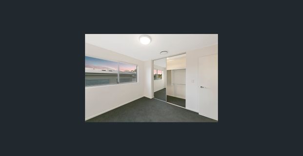 MODERN TOWNHOUSE CLOSE TO WESTFIELD CARINDALE - Photo 1