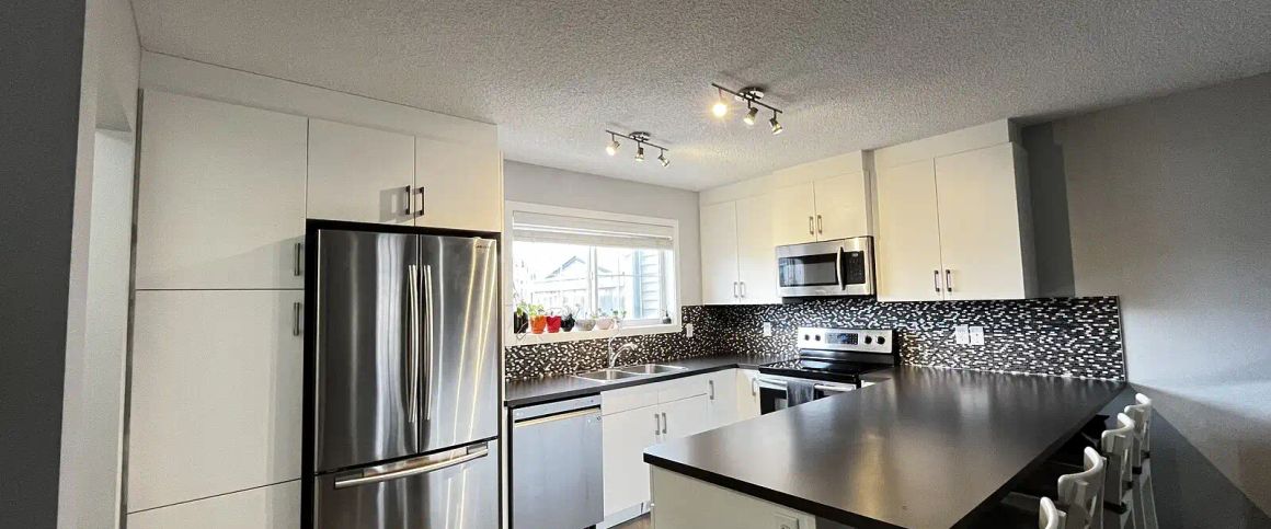 4.5 Bedroom Townhouse in Cochrane — 4 Bedrooms+ Den House - Photo 1