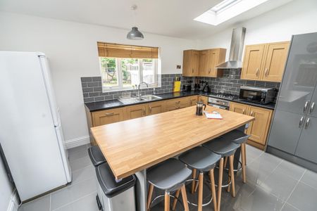 Spacious communal areas, with large drive and established garden - Photo 5
