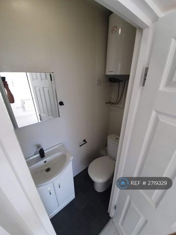 1 bedroom in a house share to rent - Photo 3