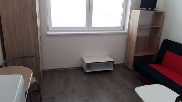 Na prenájom útulná garsónka v obci Rovinka na Hlavnej ulici za fitkom Urban - Photo 1