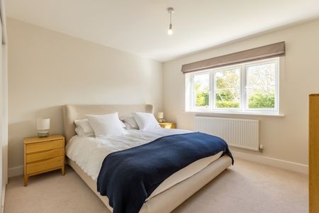 Long Hanborough - Photo 3