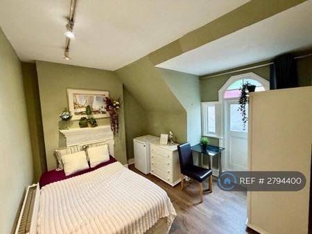 1 bedroom in a house share to rent - Photo 2