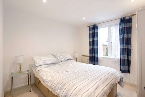 A superb and bright two double bedroom, two bathroom, first floor apartment with parking - Photo 1