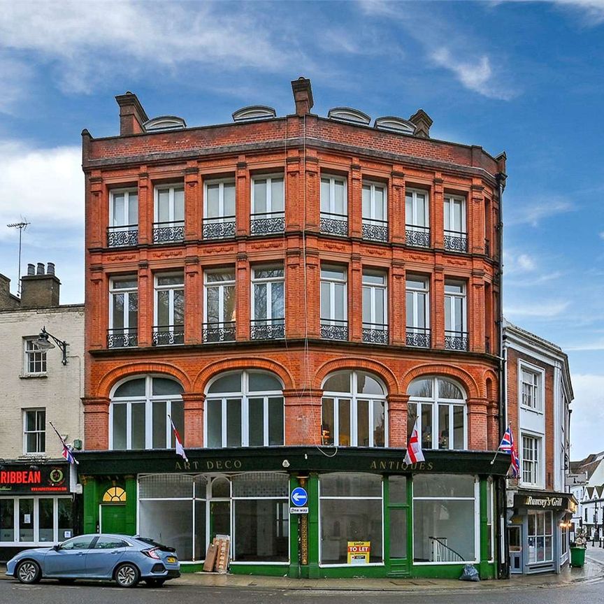 A well-presented one double bedroom apartment situated in the heart of Windsor Town Centre with parking permits available from the Royal Borough of Windsor Council. - Photo 1