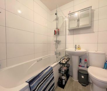 2 bedroom house to rent Wordsworth Mead, RH1 - Photo 5