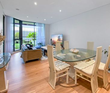 Spacious and sun filled apartment with easy access to all conveniences - Photo 1