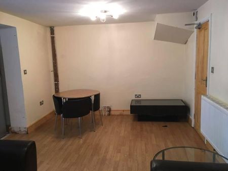 4 bedroom semi-detached house to rent - Photo 2