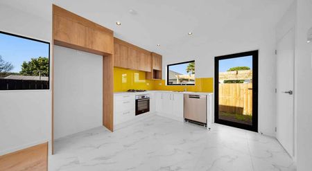 3 Bedroom + 2 Bathrooms Townhouse - Photo 2