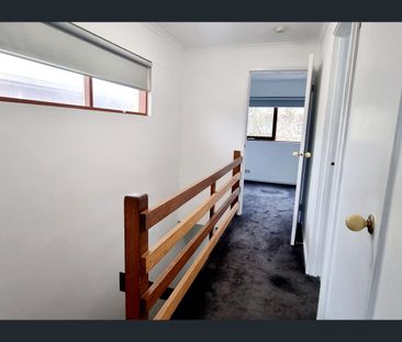 BRIGHT TOWNHOUSE IN A GREAT LOCATION! - Photo 5