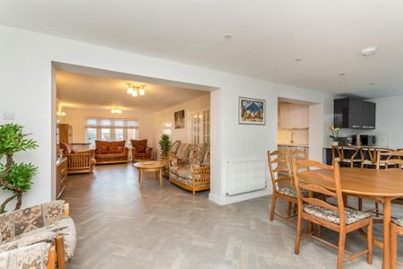 5 bedroom bungalow to rent - Photo 3