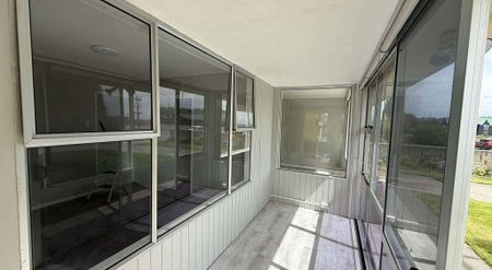 Tidy Townhouse with Internal Access - Photo 2