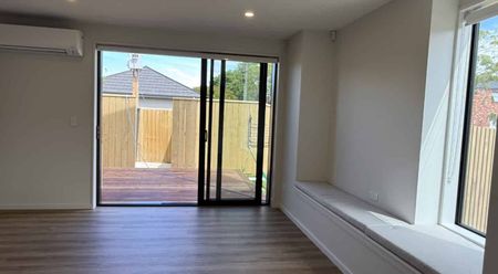 A spacious two bedroom townhouse with all the extras! - Photo 5