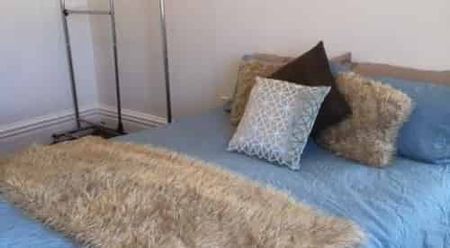 1BR Flat in Vibrant Mt. Cook - Photo 2