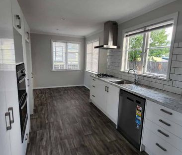 Tidy Three Bedroom Home - Photo 2