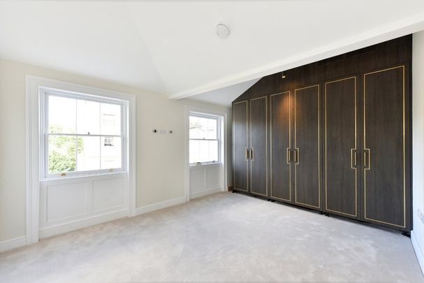 4 bedroom terraced house with 4 receptions and 2 bathrooms in Hyde Park, W2 - Photo 1
