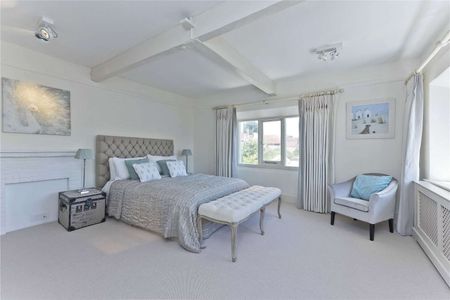 This lovely property is a Grade II listed converted bank, located in central Petworth. - Photo 4