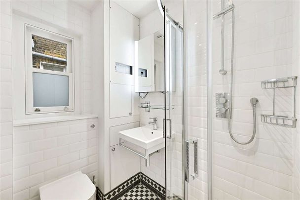 A charming two bedroom, two bathroom flat with spectacular roof terrace - Photo 1