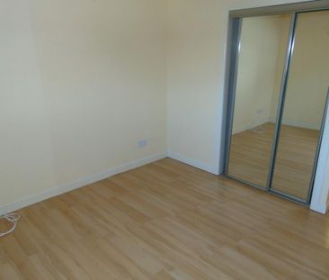 3 bedroom flat to rent - Photo 3
