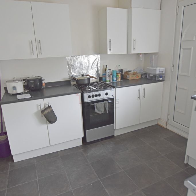 3 Bedroom Mid Terraced House - Photo 1