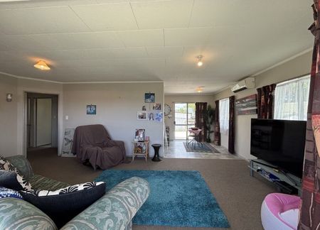 Location Location! - Photo 3