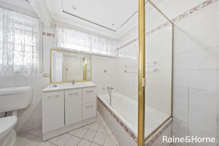 FOUR BEDROOM FAMILY HOME IN PRIME LOCATION - Photo 5