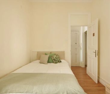 Room in a shared 6-bedroom apartment for rent in Lisbon, bills included - Photo 2