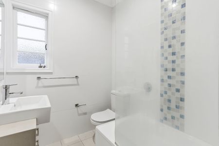Charming Family Home in Quiet Taringa Pocket - Photo 3