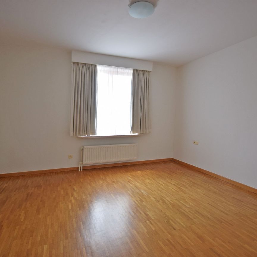 APPARTEMENT MET DRIE SLAAPKAMERS EN TERRAS NABIJ CENTRUM ROESELARE - Photo 1