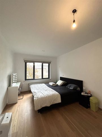 Mooi appartement met 2 slaapkamers, ruime woonkamer gelegen vlakbij de markt van Maaseik. - Foto 4