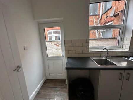1 bedroom ground floor flat to rent - Photo 5