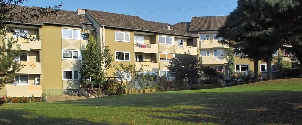 Großzügiges Wohnzimmer und eleganter Design-Bodenbelag in den Räumen - Photo 1