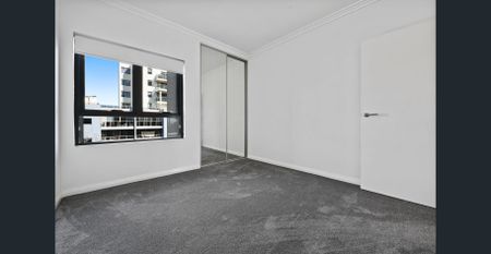 Sunny Executive Style Apartment - Photo 2