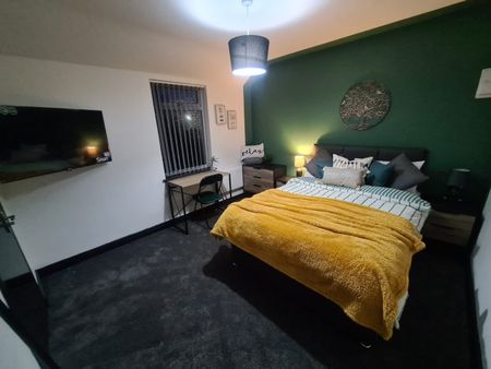 Room in a Shared House, Lower Broughton Road, M7 - Photo 2
