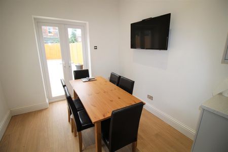 House - Terraced For Rent Fawcett Road, Southsea - Photo 2