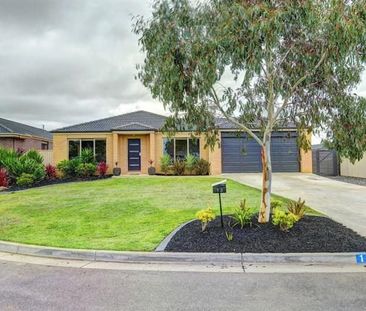 SPACIOUS THREE BEDROOM HOME WITH DECK FOR ENTERTAINING - Photo 3