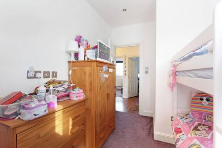 3 bedroom flat to rent - Photo 4