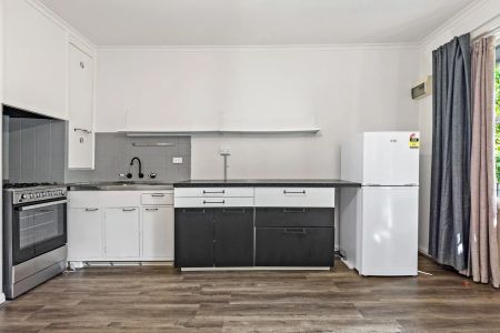 Stylish Bayside Living Steps from Fitzroy Street - Photo 4