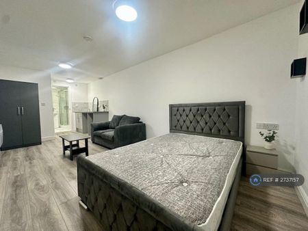 1 bedroom in a house share to rent - Photo 4