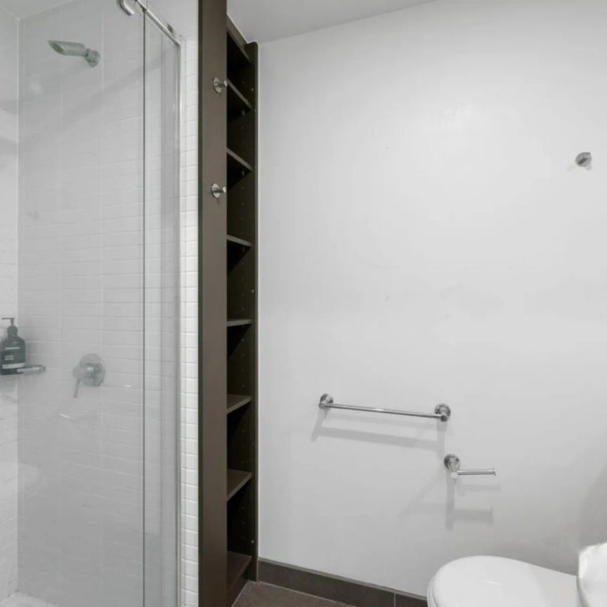 Modern Fully-Furnished Studio Apartment in the Heart of Melbourne! - Photo 1