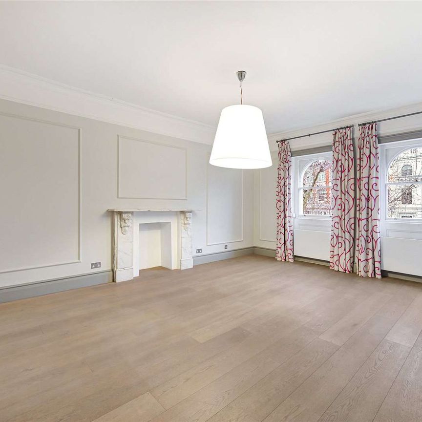 Beautifully refurbished throughout, a modern duplex apartment enjoying 4 bedrooms, ample living space and south west facing terrace. Ideally located for Hyde Park and South Kensington. - Photo 1