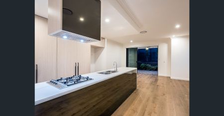 A Luxurious Modernist Haven Amidst Nature - Photo 4